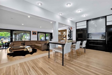 House in Miami Beach, Florida 5 bedrooms, 229.75 sq.m. № 1976569 - photo 15