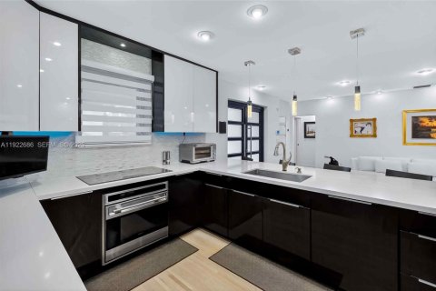 House in Miami Beach, Florida 5 bedrooms, 229.75 sq.m. № 1976569 - photo 12