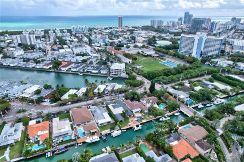 House in Miami Beach, Florida 5 bedrooms, 229.75 sq.m. № 1976569 - photo 25