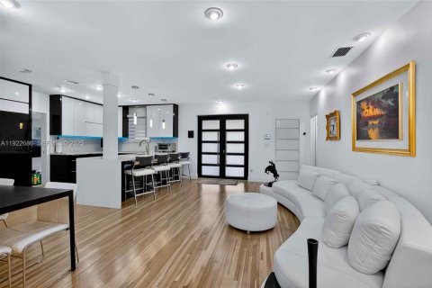 House in Miami Beach, Florida 5 bedrooms, 229.75 sq.m. № 1976569 - photo 8