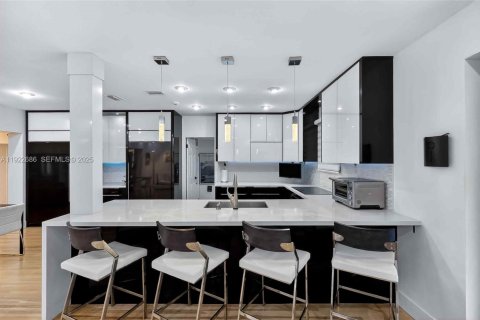 House in Miami Beach, Florida 5 bedrooms, 229.75 sq.m. № 1976569 - photo 13