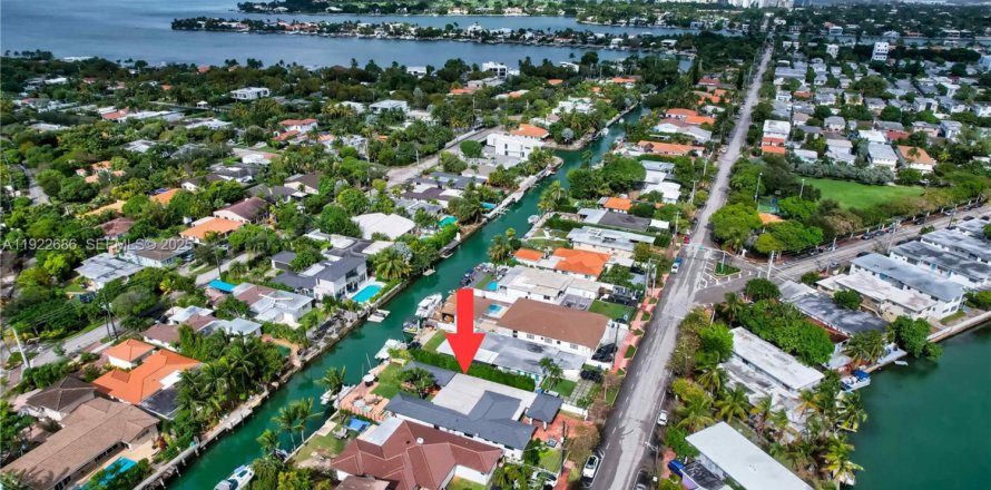 House in Miami Beach, Florida 5 bedrooms, 229.75 sq.m. № 1976569