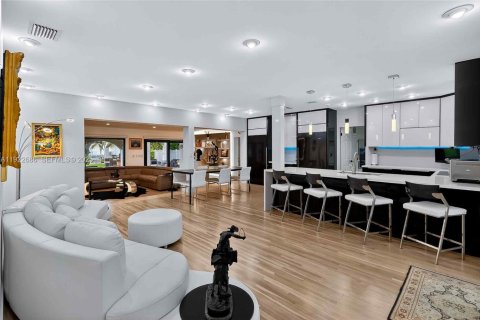 House in Miami Beach, Florida 5 bedrooms, 229.75 sq.m. № 1976569 - photo 9