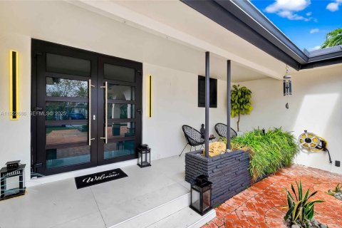 House in Miami Beach, Florida 5 bedrooms, 229.75 sq.m. № 1976569 - photo 6