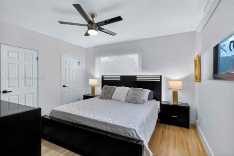 House in Miami Beach, Florida 5 bedrooms, 229.75 sq.m. № 1976569 - photo 29