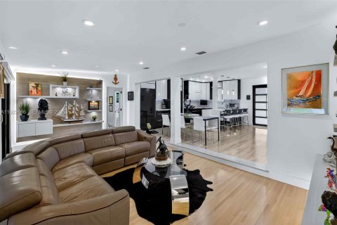 House in Miami Beach, Florida 5 bedrooms, 229.75 sq.m. № 1976569 - photo 14