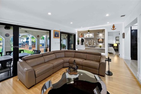 House in Miami Beach, Florida 5 bedrooms, 229.75 sq.m. № 1976569 - photo 16