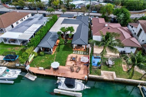 House in Miami Beach, Florida 5 bedrooms, 229.75 sq.m. № 1976569 - photo 24