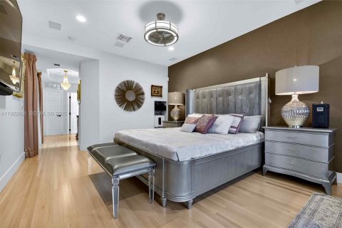 House in Miami Beach, Florida 5 bedrooms, 229.75 sq.m. № 1976569 - photo 19