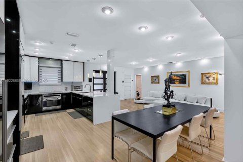 House in Miami Beach, Florida 5 bedrooms, 229.75 sq.m. № 1976569 - photo 10