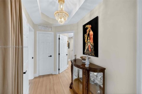 House in Miami Beach, Florida 5 bedrooms, 229.75 sq.m. № 1976569 - photo 21