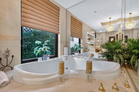 House in Miami Beach, Florida 5 bedrooms, 229.75 sq.m. № 1976569 - photo 20