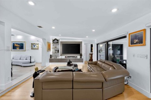 House in Miami Beach, Florida 5 bedrooms, 229.75 sq.m. № 1976569 - photo 17