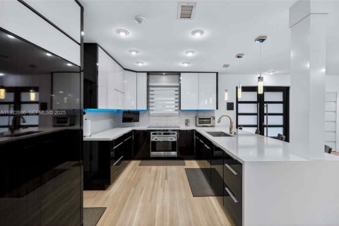 House in Miami Beach, Florida 5 bedrooms, 229.75 sq.m. № 1976569 - photo 11