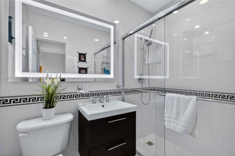 House in Miami Beach, Florida 5 bedrooms, 229.75 sq.m. № 1976569 - photo 30