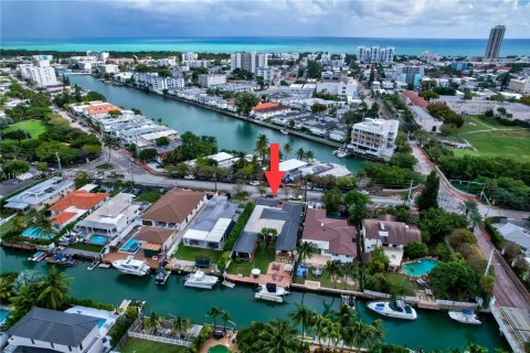 House in Miami Beach, Florida 5 bedrooms, 229.75 sq.m. № 1976569 - photo 27