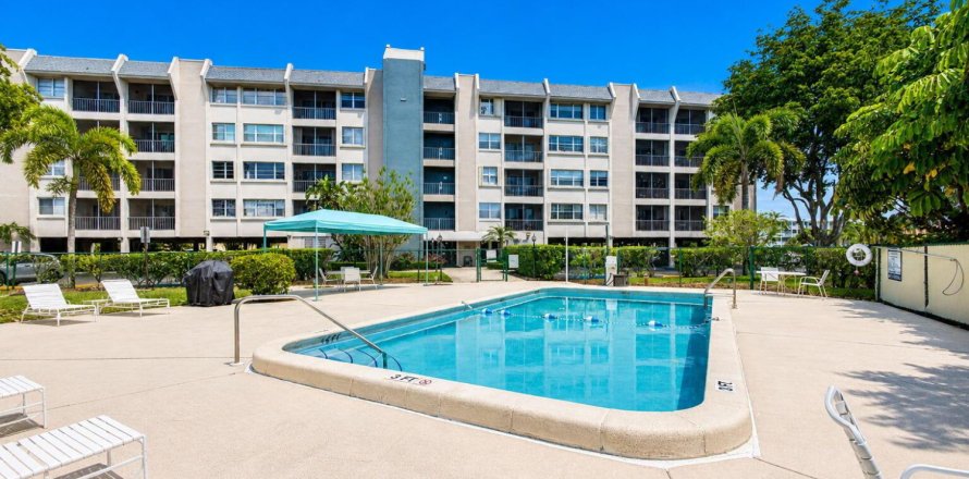 Condominio en West Palm Beach, Florida, 2 dormitorios  № 2240655