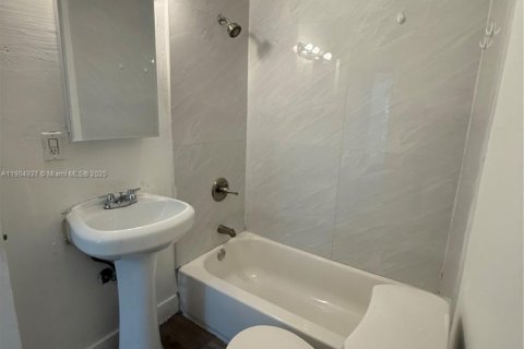 Commercial property in Miami, Florida 178.93 sq.m. № 1956559 - photo 13