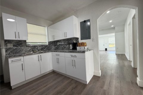 Commercial property in Miami, Florida 178.93 sq.m. № 1956559 - photo 16