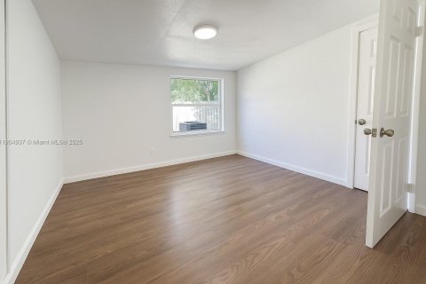 Commercial property in Miami, Florida 178.93 sq.m. № 1956559 - photo 3