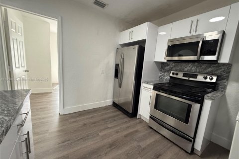 Commercial property in Miami, Florida 178.93 sq.m. № 1956559 - photo 14