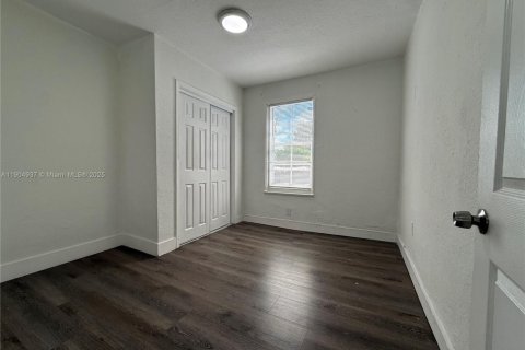 Commercial property in Miami, Florida 178.93 sq.m. № 1956559 - photo 11