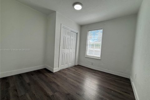 Commercial property in Miami, Florida 178.93 sq.m. № 1956559 - photo 12