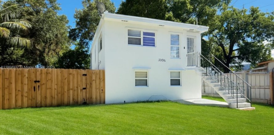 Commercial property in Miami, Florida 178.93 sq.m. № 1956559