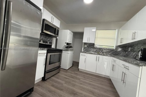 Commercial property in Miami, Florida 178.93 sq.m. № 1956559 - photo 15