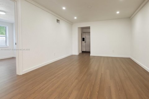 Commercial property in Miami, Florida 178.93 sq.m. № 1956559 - photo 2