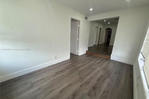 Commercial property in Miami, Florida 178.93 sq.m. № 1956559 - photo 7