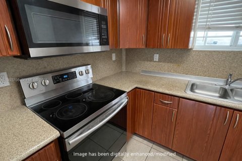 Condo in Hialeah, Florida, 2 bedrooms  № 2056503 - photo 8