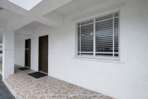 Condo in Hialeah, Florida, 2 bedrooms  № 2056503 - photo 2