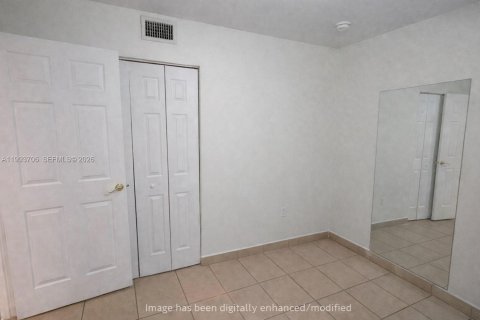 Condo in Hialeah, Florida, 2 bedrooms  № 2056503 - photo 11