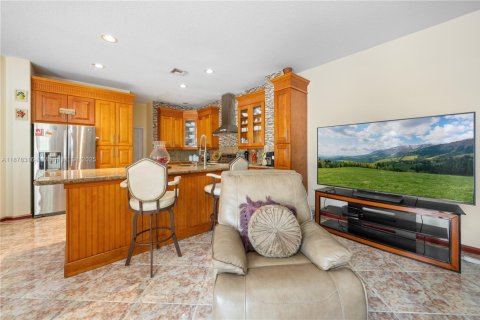 Casa en venta en Pembroke Pines, Florida, 6 dormitorios, 336.49 m2 № 2016468 - foto 27