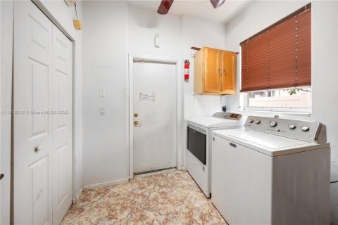 Casa en venta en Pembroke Pines, Florida, 6 dormitorios, 336.49 m2 № 2016468 - foto 30