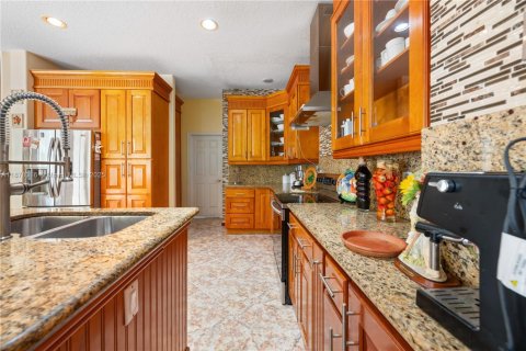 Casa en venta en Pembroke Pines, Florida, 6 dormitorios, 336.49 m2 № 2016468 - foto 28