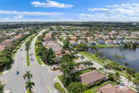 Casa en venta en Pembroke Pines, Florida, 6 dormitorios, 336.49 m2 № 2016468 - foto 11