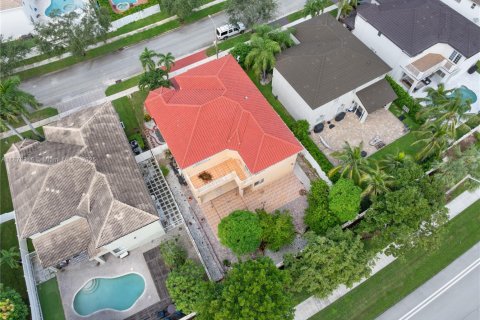 Casa en venta en Pembroke Pines, Florida, 6 dormitorios, 336.49 m2 № 2016468 - foto 6
