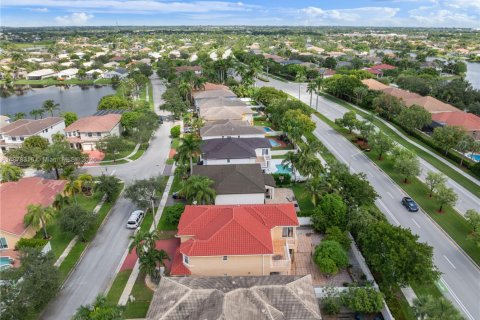 Casa en venta en Pembroke Pines, Florida, 6 dormitorios, 336.49 m2 № 2016468 - foto 7