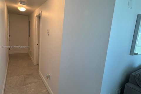 Condo in Miami Beach, Florida, 1 bedroom  № 1728940 - photo 17