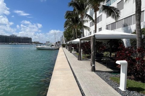 Condo in Miami Beach, Florida, 1 bedroom  № 1728940 - photo 24