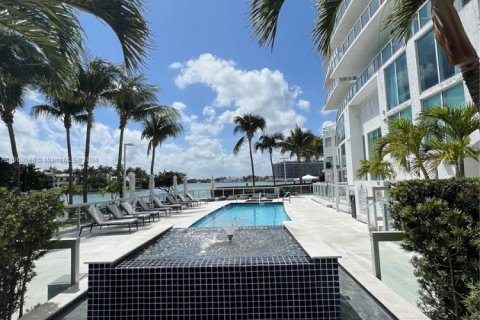 Condo in Miami Beach, Florida, 1 bedroom  № 1728940 - photo 20