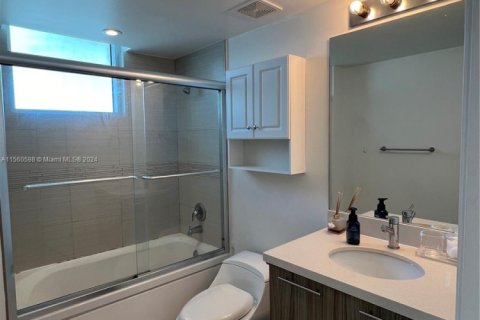 Condo in Miami Beach, Florida, 1 bedroom  № 1728940 - photo 12