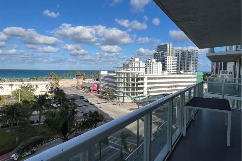 Condo in Miami Beach, Florida, 1 bedroom  № 1728940 - photo 2
