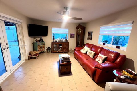 House in Miami, Florida 3 bedrooms, 113.15 sq.m. № 2060907 - photo 2