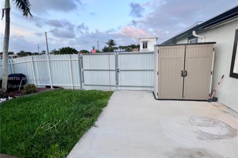 House in Miami, Florida 3 bedrooms, 113.15 sq.m. № 2060907 - photo 10