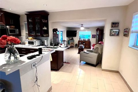 House in Miami, Florida 3 bedrooms, 113.15 sq.m. № 2060907 - photo 4