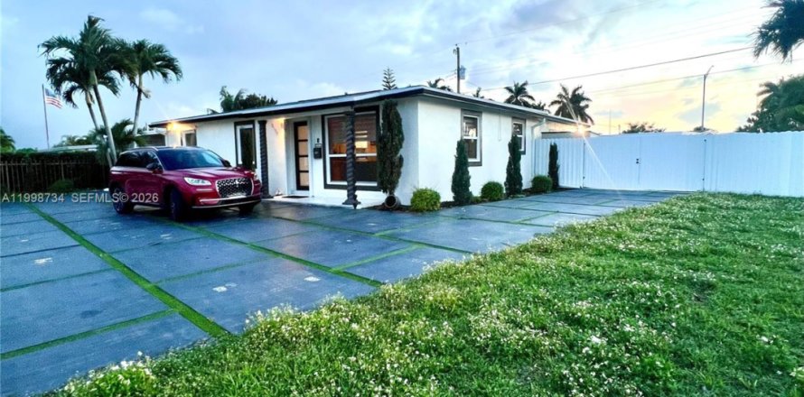 House in Miami, Florida 3 bedrooms, 113.15 sq.m. № 2060907