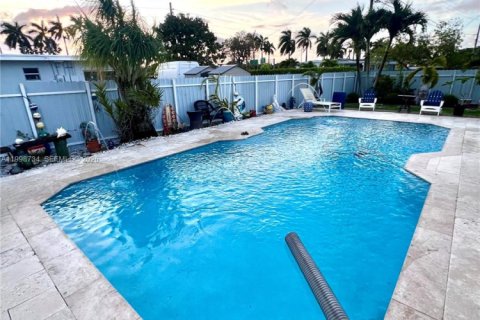 House in Miami, Florida 3 bedrooms, 113.15 sq.m. № 2060907 - photo 6